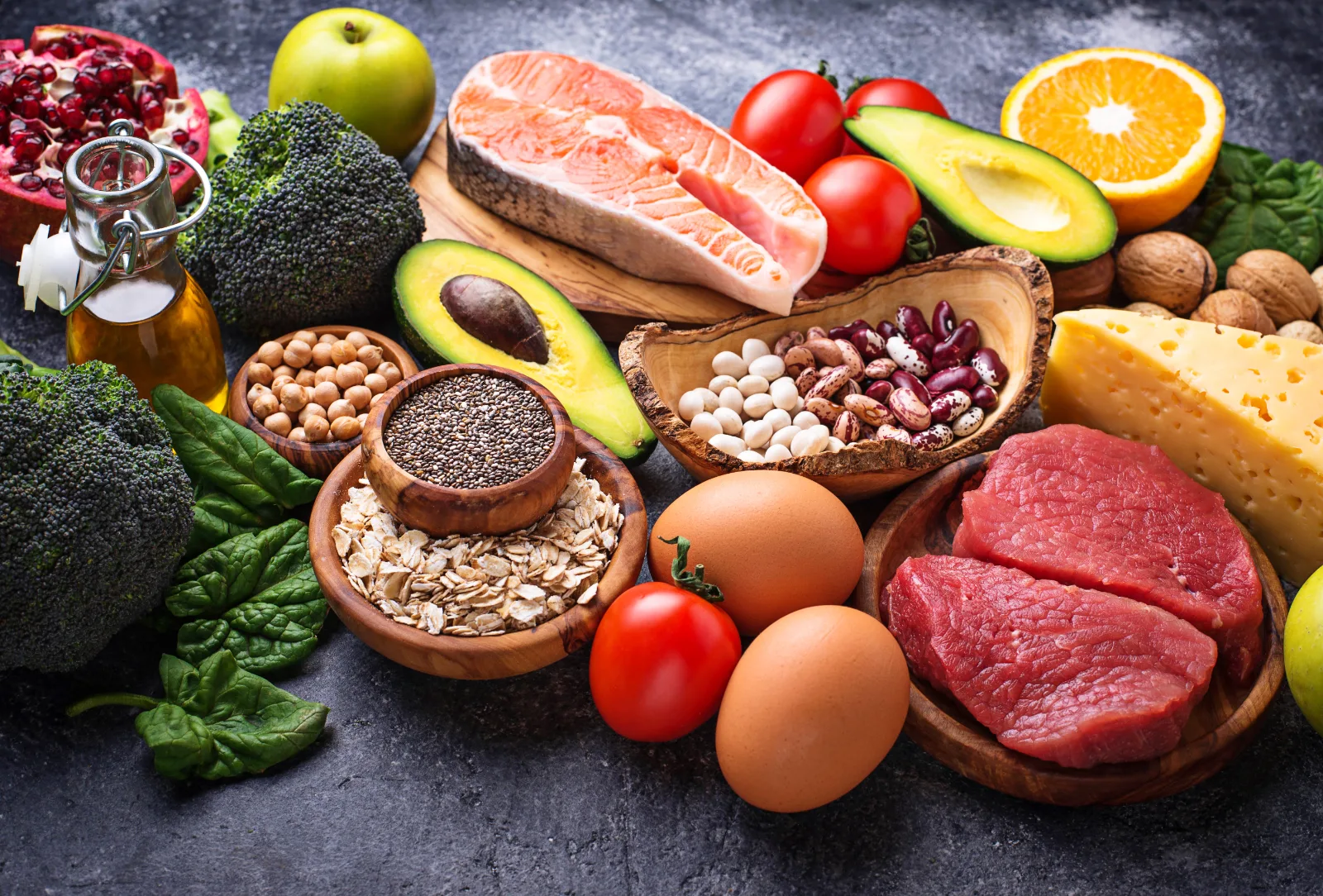 Assiette colorée et équilibrée illustrant une alimentation saine