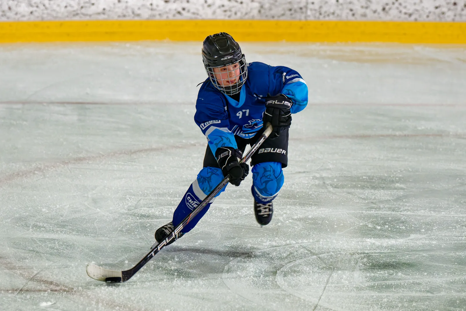 Jeune joueur de hockey sur glace en pleine action lors d'un match