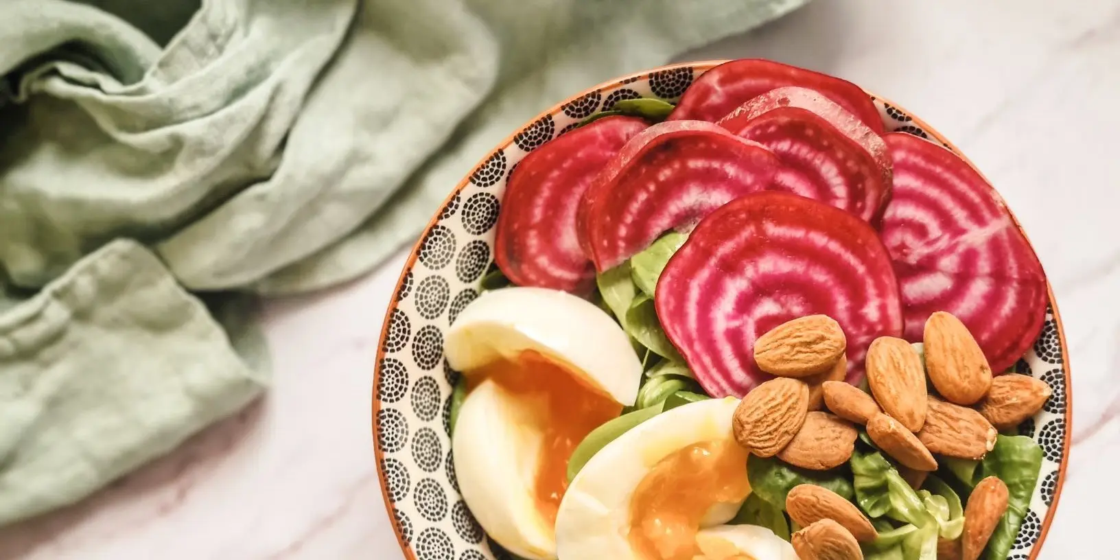 Assiette équilibrée avec légumes, protéines et céréales complètes pour composer un repas sain