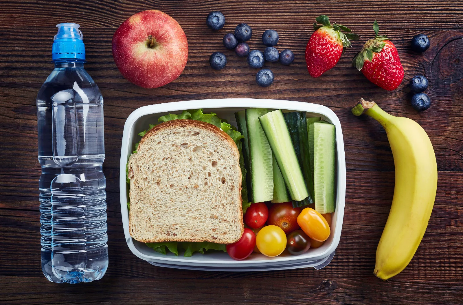 Goûter sain pour enfant avec fruits de saison et oléagineux