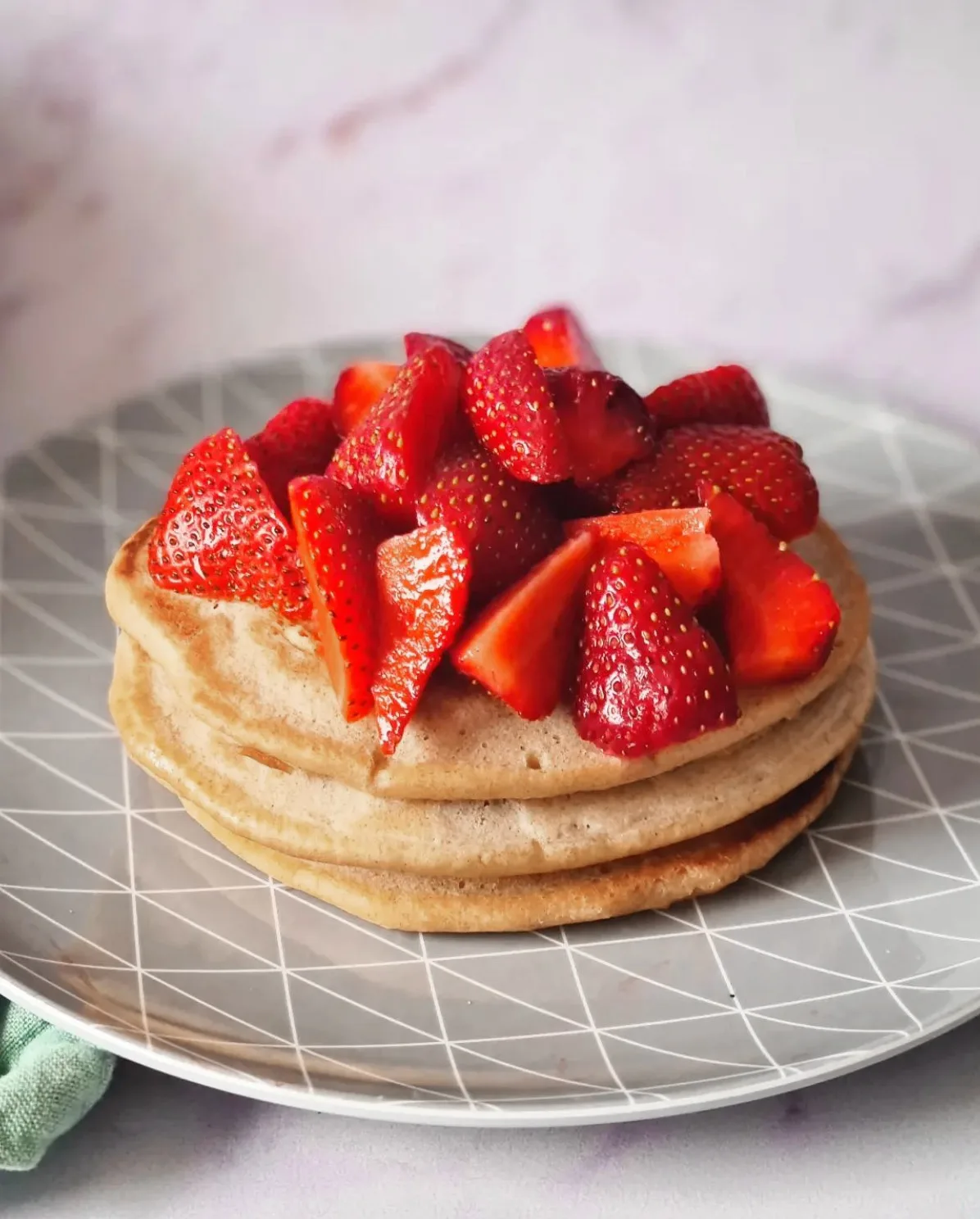 Pancakes aux fraises, en-cas de récupération gourmand après l'effort