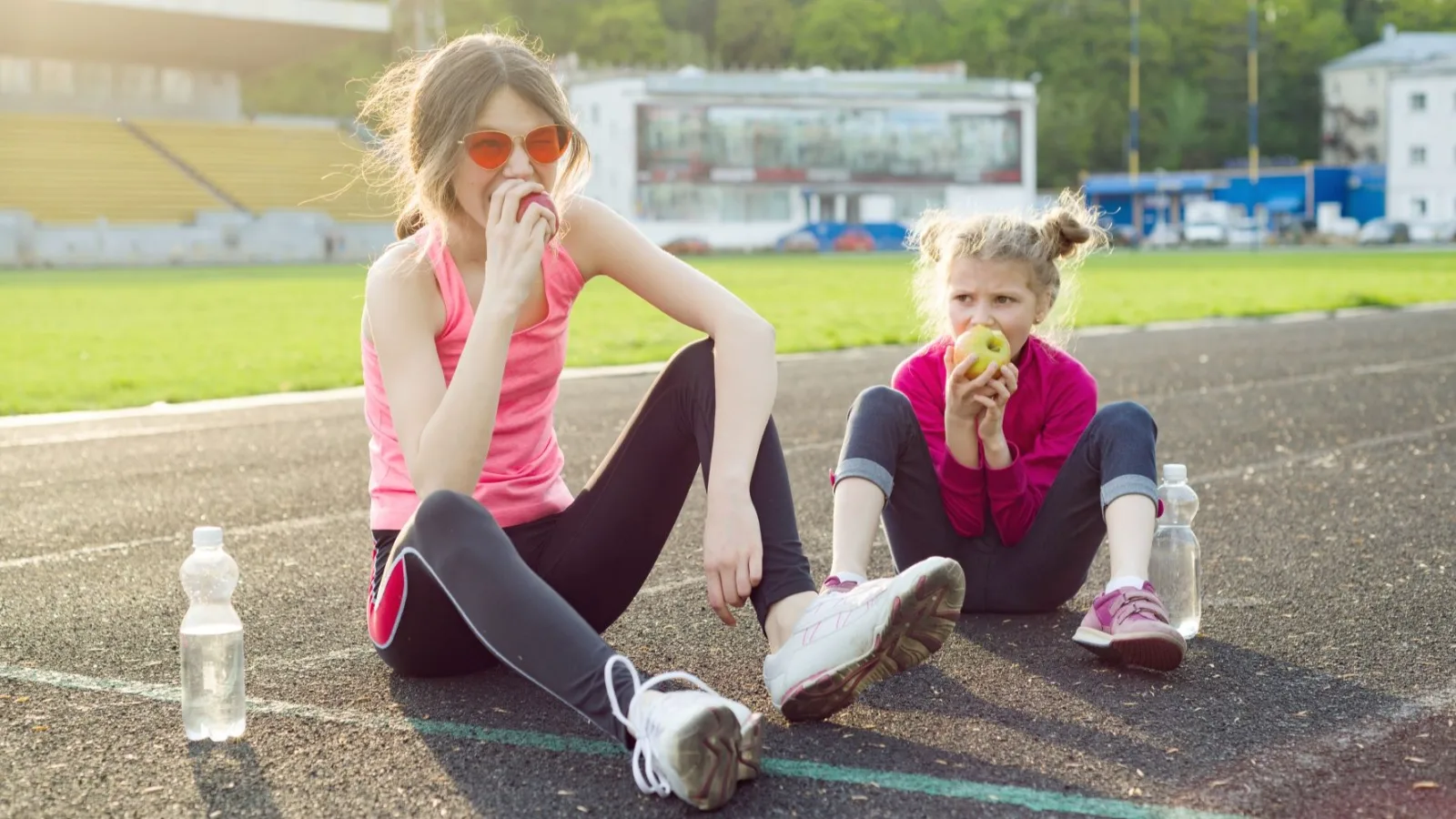 Jeune enfant sportif en pleine activité physique