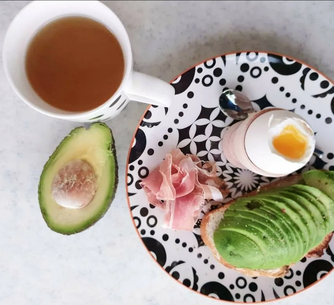 Petit déjeuner sain et équilibré avec œuf, pain complet et avocat