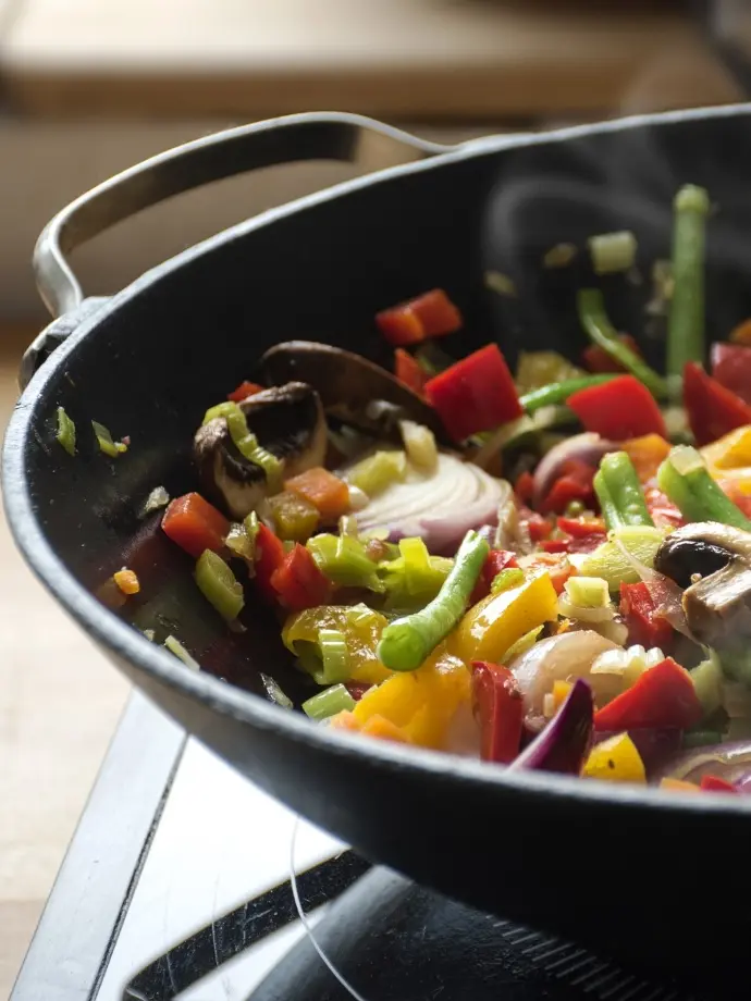 Assortiment de légumes frais et colorés disposés sur un plan de travail