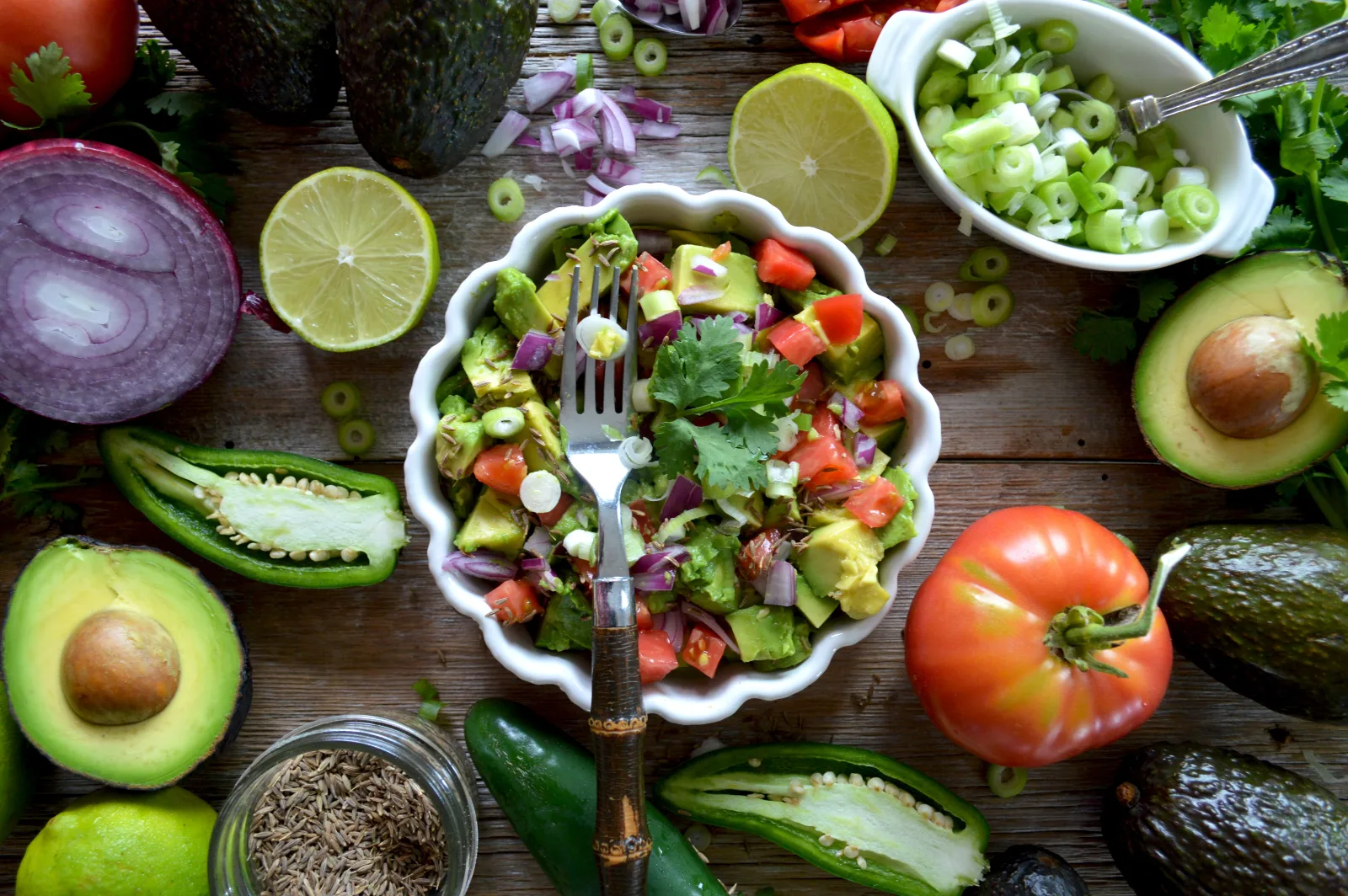 Table du régime méditerranéen crétois avec légumes, huile d’olive et poisson