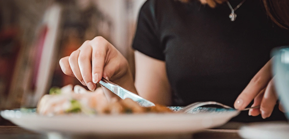 Personne motivée adoptant de nouvelles habitudes alimentaires saines
