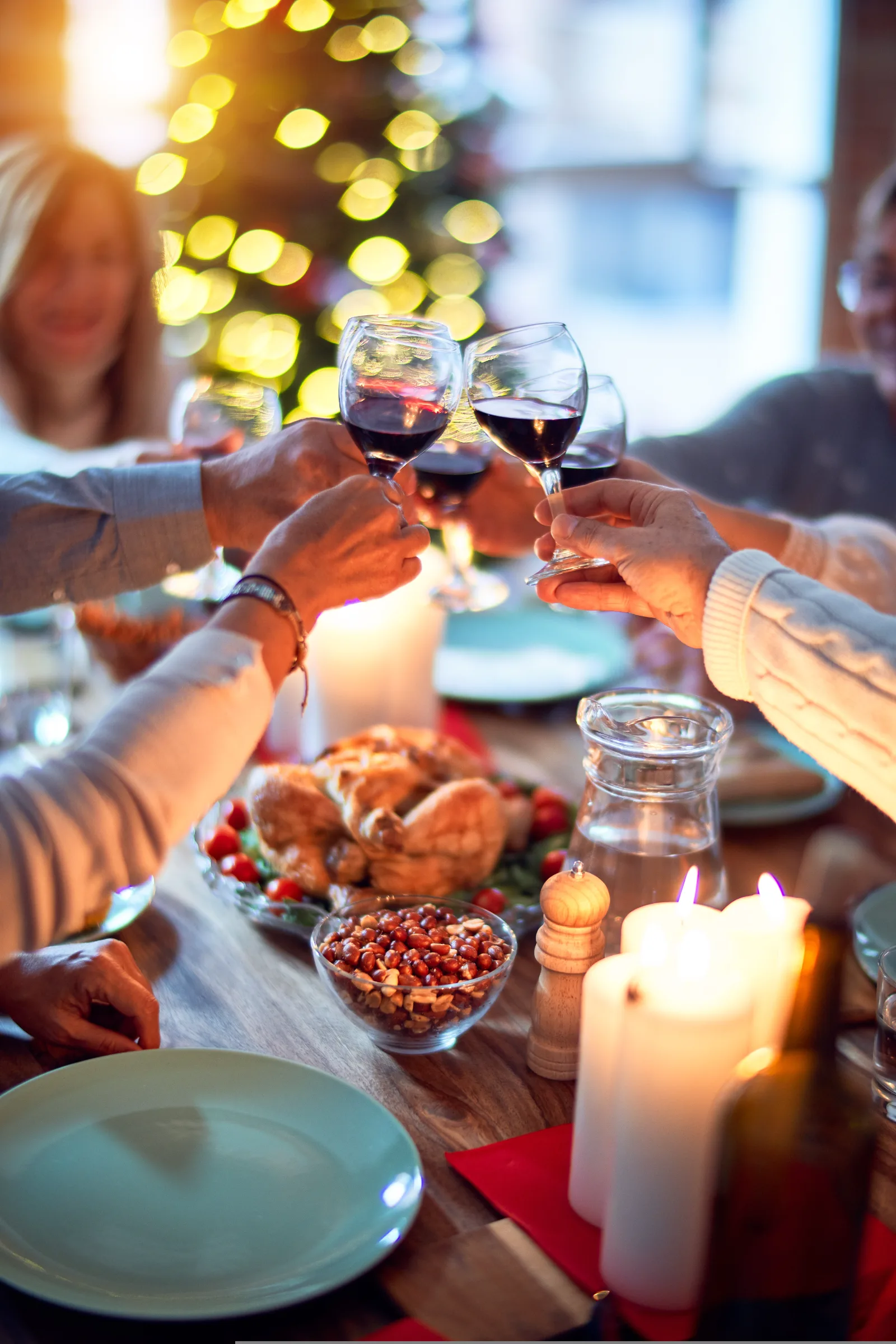 Table de fêtes avec des plats équilibrés et des légumes