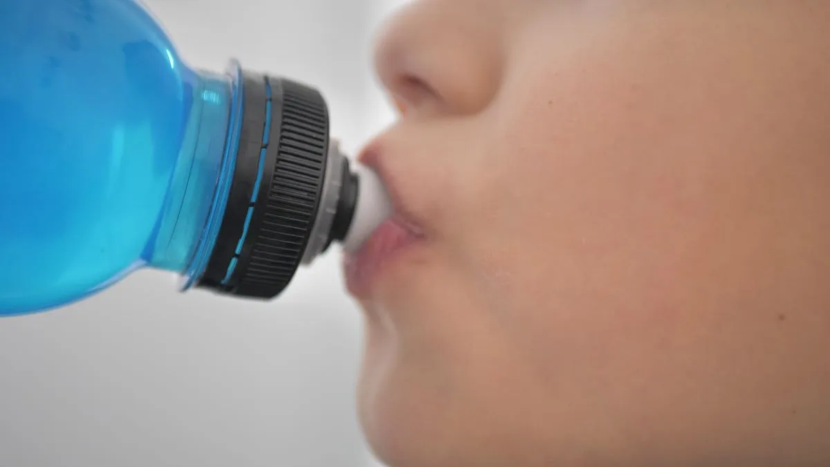 Enfant buvant une boisson d'effort